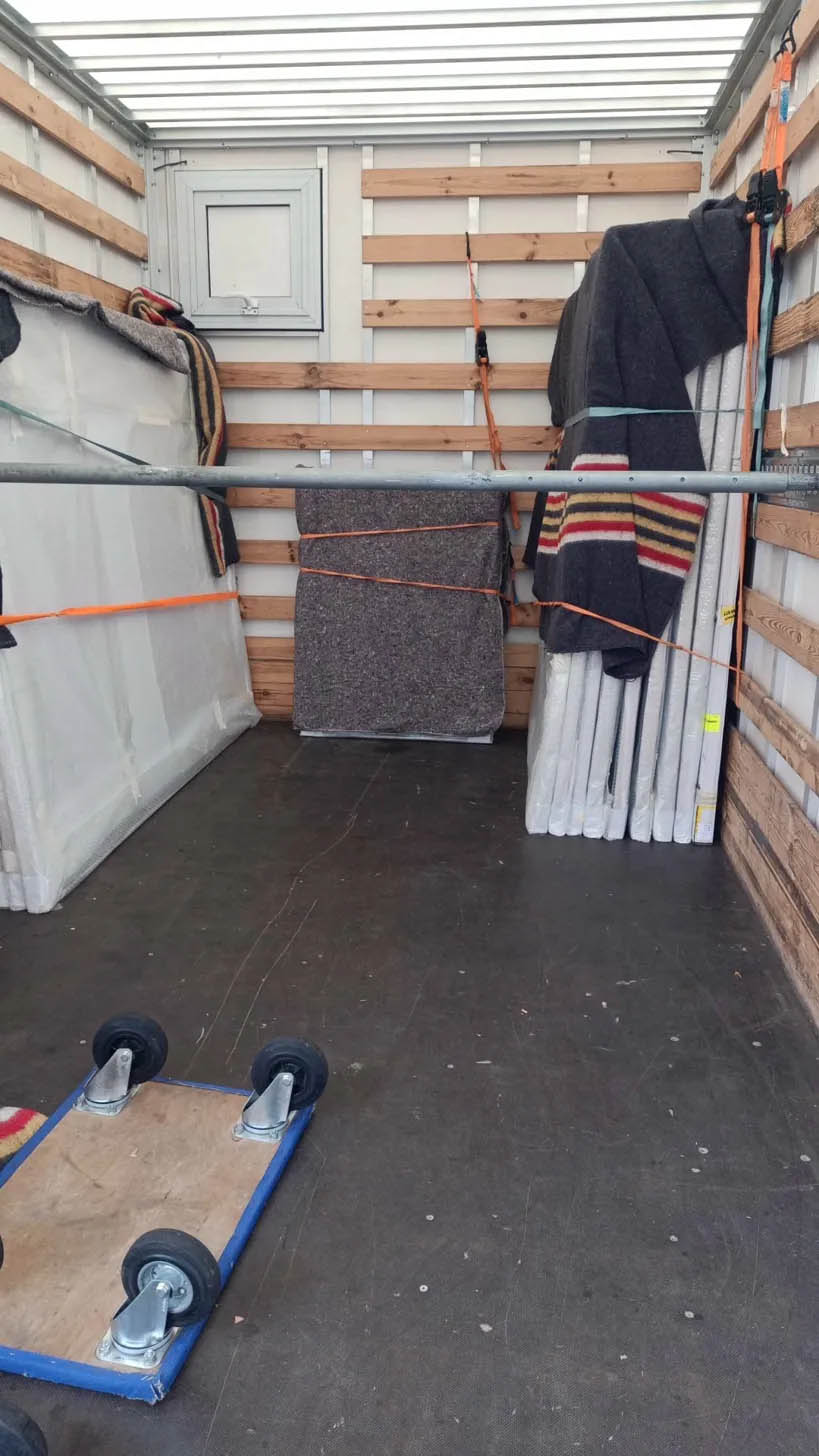 Kunstwerken veilig geladen en vastgezet in de bakwagen