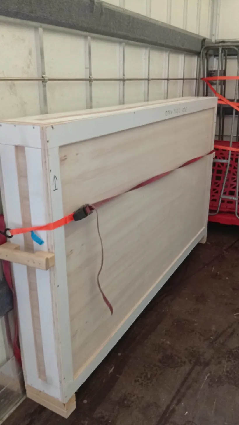 Kunstkist met spanband voor internationaal kunsttransport